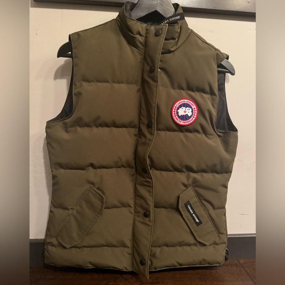 Canada Goose Freestyle Vest Size Medium in Military Green